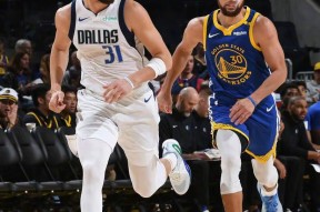 关键时刻突围战来临；达拉斯独行侠围绕NBA常规赛再遭质疑；气氛紧张；年轻球员得到机会的简单介绍